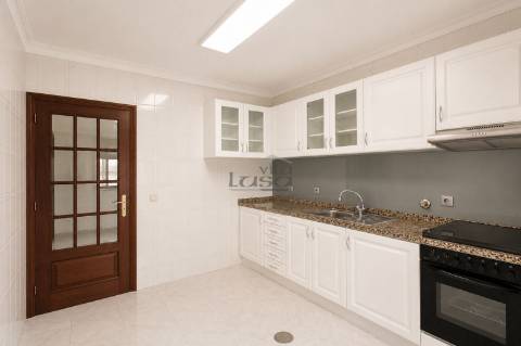 Apartamento T2+1 com Garagem Individual | Como Novo | Laborim de Baixo  Mafamude