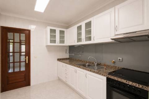 Apartamento T2+1 com Garagem Individual | Como Novo | Laborim de Baixo  Mafamude
