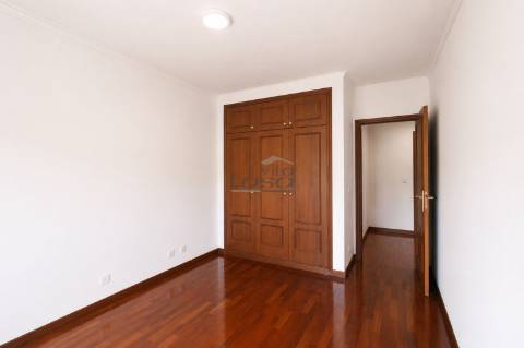 Apartamento T2+1 com Garagem Individual | Como Novo | Laborim de Baixo  Mafamude