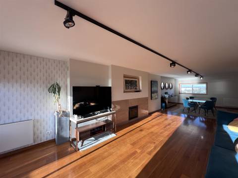 Penthouse T4 Leça Palmeira vista de mar 2 suites terraço 45m2