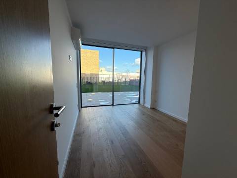 T2 Nautilus IV C/Terraço e Jardim (175m2)