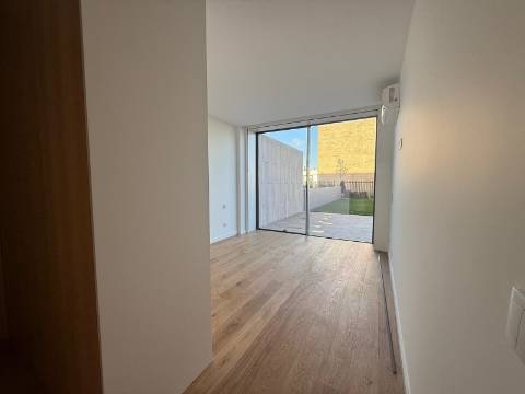 T2 Nautilus IV C/Terraço e Jardim (175m2)