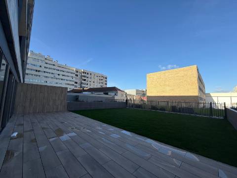 T2 Nautilus IV C/Terraço e Jardim (175m2)