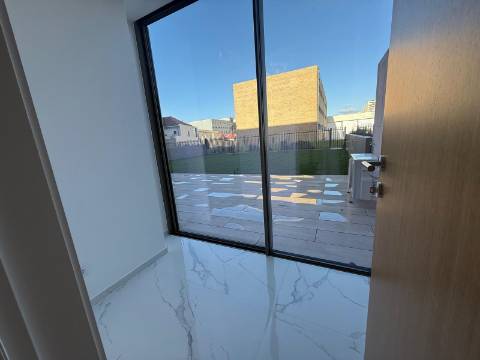 T2 Nautilus IV C/Terraço e Jardim (175m2)