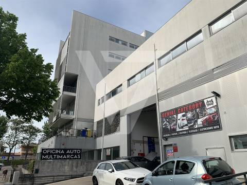 Armazém à Venda em Ermesinde - Valongo.