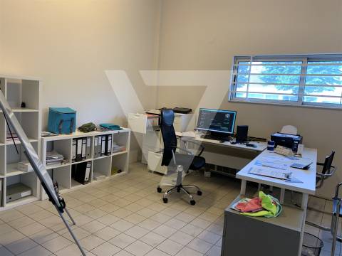 Armazém à Venda em Ermesinde - Valongo.