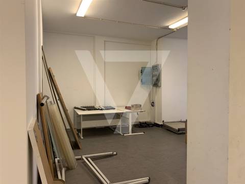 Armazém à Venda em Ermesinde - Valongo.