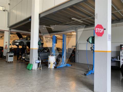 Armazém à Venda em Ermesinde - Valongo.