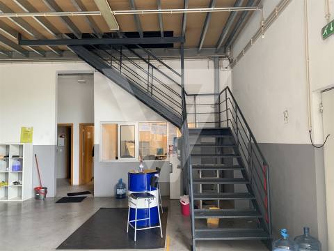 Armazém à Venda em Ermesinde - Valongo.