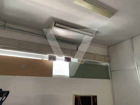 Armazém à Venda em Ermesinde - Valongo.