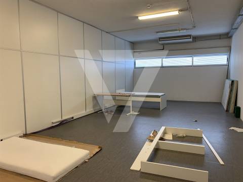 Armazém à Venda em Ermesinde - Valongo.