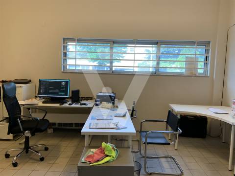 Armazém à Venda em Ermesinde - Valongo.