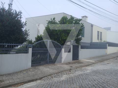 Moradia  Geminada T4  à Venda em Baguim do Monte.