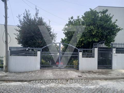 Moradia  Geminada T4  à Venda em Baguim do Monte.