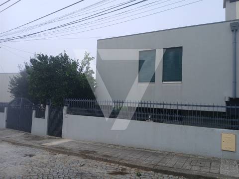 Moradia  Geminada T4  à Venda em Baguim do Monte.