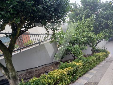 Moradia  Geminada T4  à Venda em Baguim do Monte.