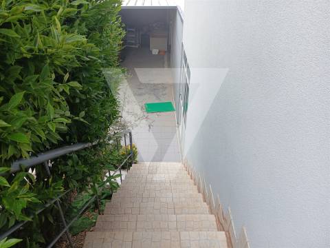 Moradia  Geminada T4  à Venda em Baguim do Monte.