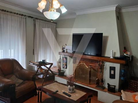 Moradia  Geminada T4  à Venda em Baguim do Monte.