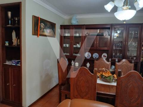 Moradia  Geminada T4  à Venda em Baguim do Monte.