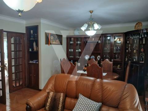 Moradia  Geminada T4  à Venda em Baguim do Monte.