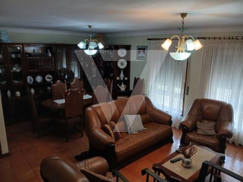 Moradia  Geminada T4  à Venda em Baguim do Monte.