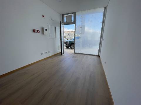 Apartamento T2 + Loja Comercial
