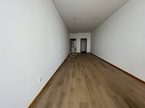 Apartamento T2 + Loja Comercial