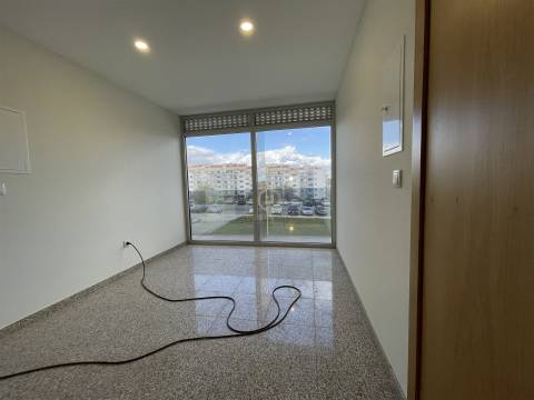 Apartamento T2 + Loja Comercial