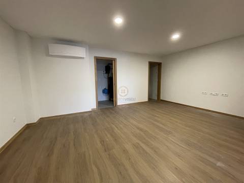 Apartamento T2 + Loja Comercial