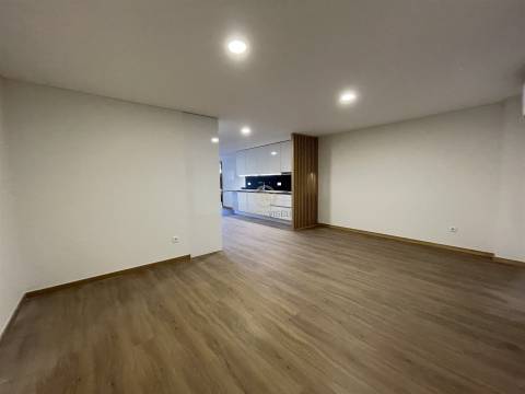 Apartamento T2 + Loja Comercial