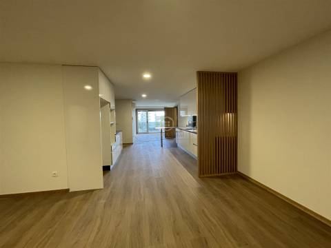 Apartamento T2 + Loja Comercial