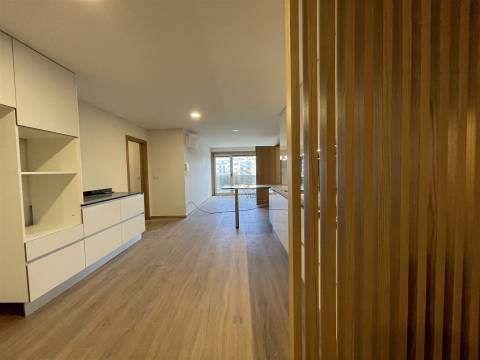 Apartamento T2 + Loja Comercial