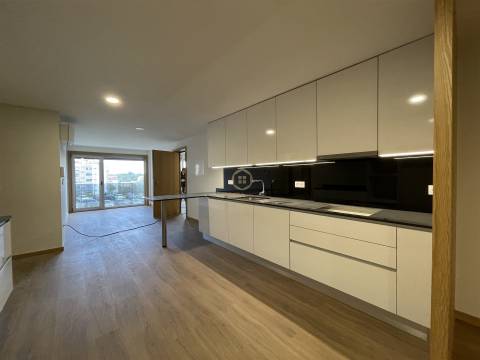 Apartamento T2 + Loja Comercial