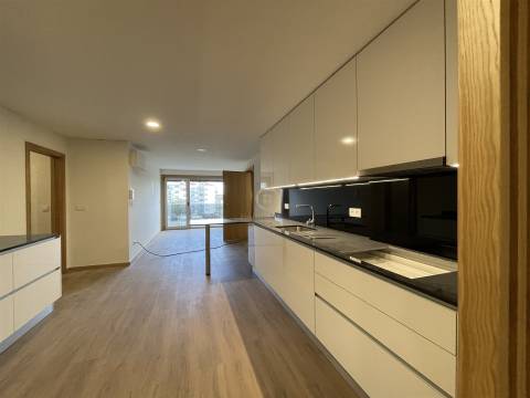 Apartamento T2 + Loja Comercial