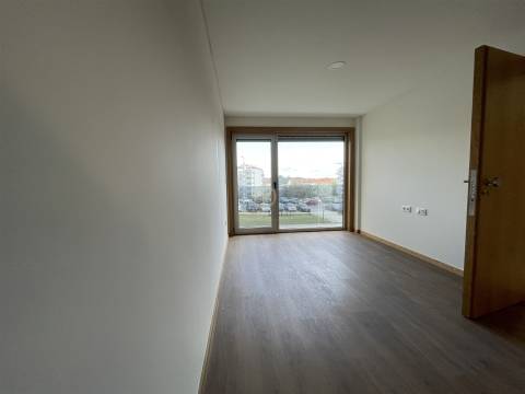 Apartamento T2 + Loja Comercial