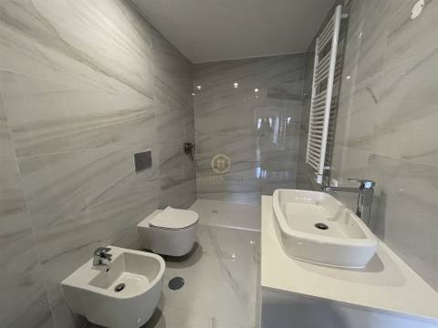 Apartamento T2 + Loja Comercial