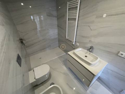 Apartamento T2 + Loja Comercial