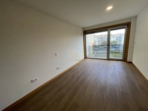 Apartamento T2 + Loja Comercial