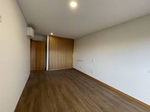 Apartamento T2 + Loja Comercial