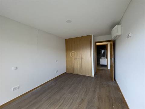 Apartamento T2 + Loja Comercial