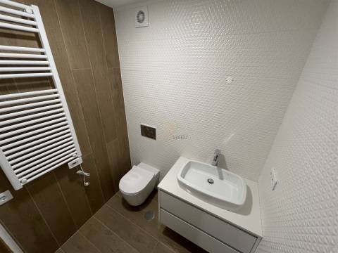 Apartamento T2 + Loja Comercial