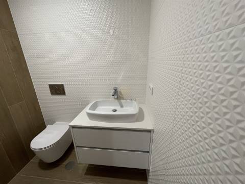 Apartamento T2 + Loja Comercial