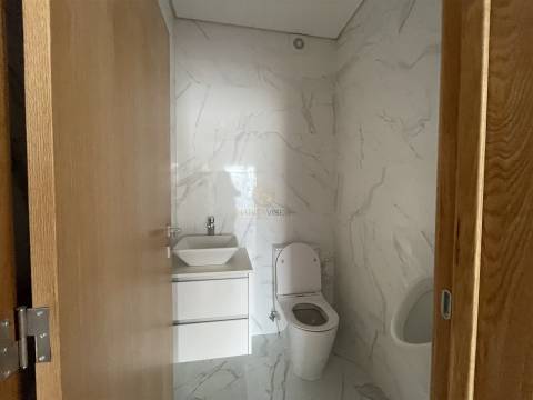 Apartamento T2 + Loja Comercial