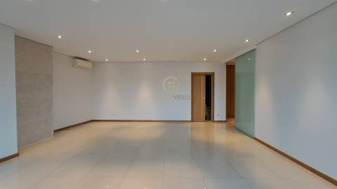 Penthouse T4 no centro de Viseu