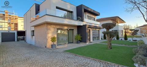 Moradia T5 de Luxo, Piscina e Jardim