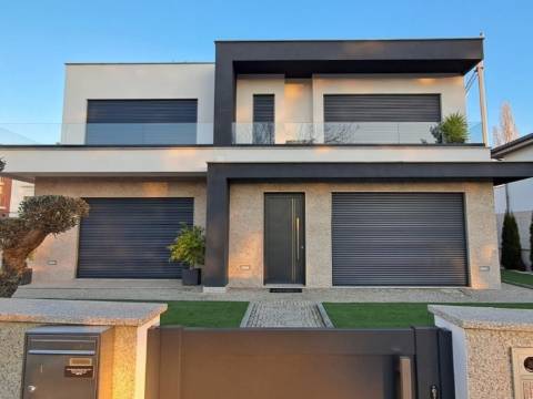 Moradia T5 de Luxo, Piscina e Jardim