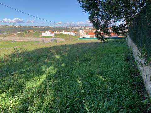 Terreno a 10 min do centro da Ericeira. Permite construção.
