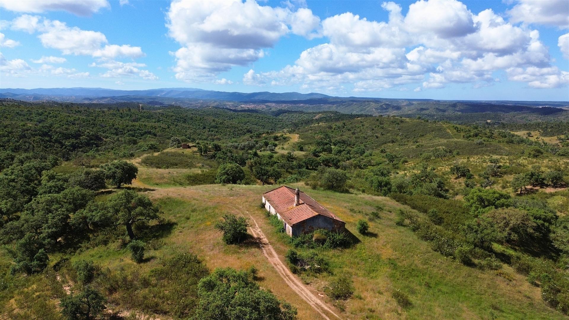Refúgio alentejano com 45 hectares e vistas deslumbrantes em Odemira