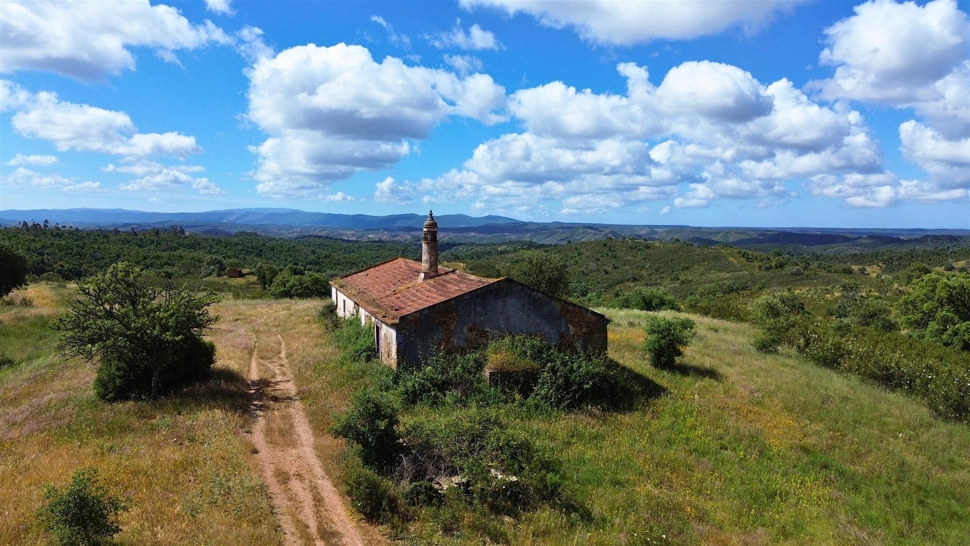 Refúgio alentejano com 45 hectares e vistas deslumbrantes em Odemira