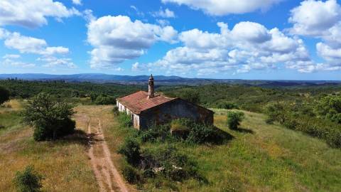 Refúgio alentejano com 45 hectares e vistas deslumbrantes em Odemira